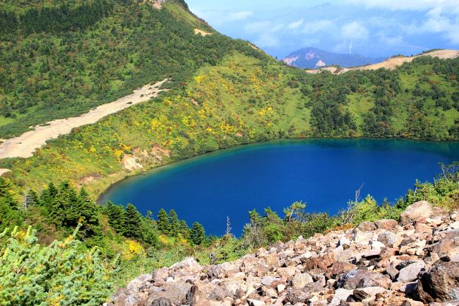 ☆一切経山北側登山道から見た魔女の瞳(五色沼)<br /><br />一切経山(1949m)山頂近くまで登ってきました。<br />下から山頂を見上げたときは体力がもつか不安でしたが、<br />けっこう頑張れるものです(^^ゞ。