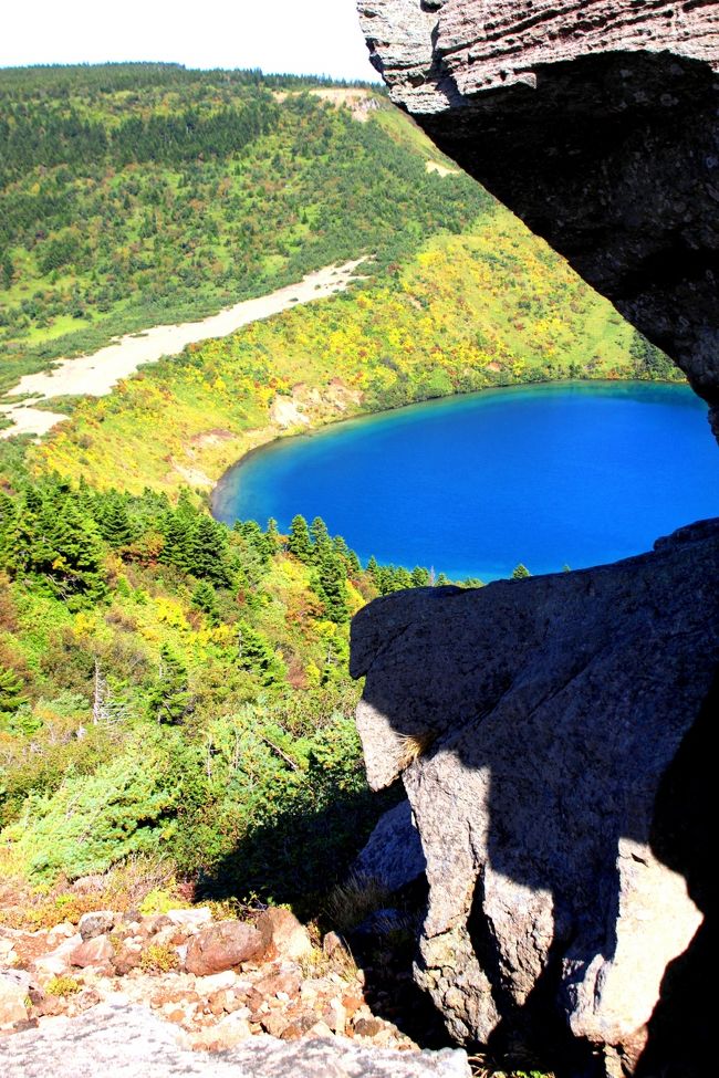 ☆一切経山北側登山道から見た魔女の瞳(五色沼)<br /><br />山頂近くにある四角い大岩。<br />この角度から見ると魔女の瞳をパックンしています。