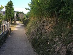 崎山御嶽と首里崎山公園。石垣に沿って遊歩道が整備されています。