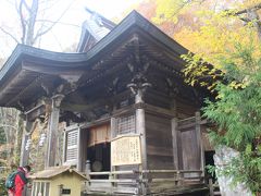 奥社の隣には九頭龍社があります。
祭神の九頭龍神はこの一帯の地主神です。

ここはまとめて２つの社の参拝ができるからか参拝者が多く、朱印をもらう人たちも長い行列をつくっていました。

