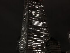 横濱・みなとみらい『横浜ランドマークタワー』の写真。

高いですねー。

平日の夜なので、まだまだお仕事をされているようです。
9月に入り、テレワークも段々減ってきている感じ・・・。
そしてもう11月がやってくる。2月からの記憶があやしい。

このあと高層ビル『横浜ランドマークタワー』を載せたブログは
こちら↓

<横浜ナイトビュークルージング★みなとみらいロープウェイ＆
汽車道を通り『横浜ロイヤルパークホテル』70階のスカイラウンジ
【シリウス】で夜景を見ながらカクテルを♪カバーチャージについて>

https://4travel.jp/travelogue/11679202