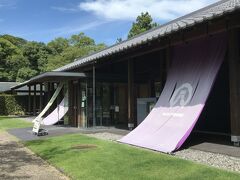 二の丸美術館、斜めから。