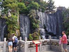 寺の境内には結構大きめの滝があります。
