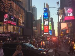 タイムズスクエアに来たところ、停電になっていました。

翌日のマンハッタンを街歩きします。
https://4travel.jp/travelogue/11655840