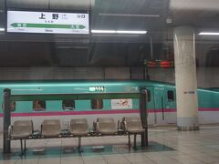 ●はくたか553号から

7:57。
すぐにJR上野駅到着です。
お隣には、「はやぶさ」のJR新青森駅行が停車しています。