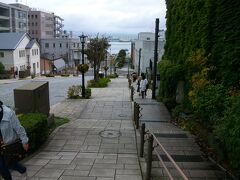 八幡坂の歩道