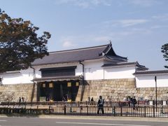 堀川通を挟んで二条城が見えてくる。
前回京都に来た時ここを素通りした。その後NHKBSの日本の城を特集した番組を見て、中を見学したいと考えるに至った。
