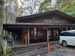 スタート地点になる、石ヶ戸休憩所。
売店や自販機もあるので、飲み物は買っていきましょう。

早めに出たので、石ヶ戸の駐車場もまだ空いていました。