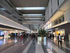 第２ターミナルを経由しての第１ターミナル到着なので１０分ほどかかりました。
ＪＡＬカウンターは少し混んでました。