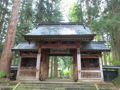 はい、雲洞庵です(涙)

あの後、雨脚いよいよ激しく、このまま登っても景色は望めないし楽しくないのは自明。
6合目に向かう途中で撤収を決めたのであった・・・
当然、上りの人とすれ違うわけで、「昼過ぎからは雨も上がる予報だよ」なんて声もあったが、その時間に山頂にいたら逆にマズいでしょ。

というわけでしっかり降り始めた雨の中、バタバタと下山し、駐車場のおじちゃんに「10月上旬の紅葉の時期にまたおいでよ」なんて言われながら、巻機山におさらば。

さて、どこに行くか？　コンビニの駐車場で観光パンフを見ながらたまたま一番近い雲洞庵に来たのでありました・・・