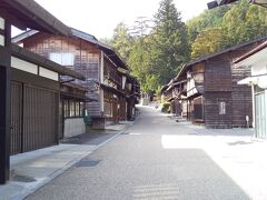 「そろそろ奈良井宿の古い街並みとお別れです。鎮神社が見えてきました。」8:59通過。