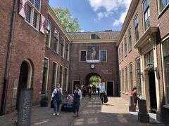 要塞を降りてライデン大学にやってきた。
この大学は5か月の籠城に耐えたライデン市民の勇気と辛苦を讃え設立されたオランダ最初の大学だ。

