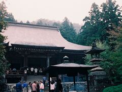 駅前から立石寺までは歩いて５分ほどだった。
まずは、根本中堂に参拝。
堂内には、建立時から途切れたことのない不滅の法灯が灯されている。
通称山寺は、正式には宝珠山立石寺と言い、貞観二年(860)、清和天皇の勅願により、慈覚大師円仁によって開基された寺である。