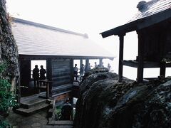 開山堂の奥へと進むと、立石寺最大の見所である『五大堂』に出た。
多くの観光客がいたが、五大堂の先は、霧で真っ白だ。
これでは、せっかくの景色も見えないだろう。