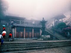 五大堂から戻り、奥之院へと向かう。
辿り着いた頃には、雨がかなり強くなってきたので、早々に山を降りることにした。