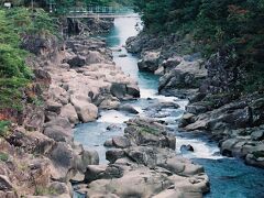 山形の宿で、計画を練ったのだが、天気も良さそうなので、一気に岩手県まで行ってみようと決めた。
仙台では、松島と山形周辺を歩き回ろうと考えていたので、切符は『山寺・松島ゾーン周遊きっぷ』を買っていたが、ここは旅先、迷わず向かうことにした。
仙山線の快速『仙山４号』に乗り、昨日登った立石寺を車窓に見ながら仙台駅へ出て、仙台駅からは、東北本線に乗換え、一関駅へ向かう。
一関駅には、10:32に到着。
先ずは、駅前からバスに乗り、厳美渓へと向かった。
そして、20分ほどで着いた厳美渓バス停の目の前が厳美渓だった。
バス停近くに架かる天工橋から厳美渓を眺めると、奥には御覧場橋と言う吊り橋が望めた。

※現在、ゾーン周遊きっぷは廃止されています。