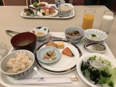 サイクリングの前に朝ごはん。今治国際ホテルの朝食は、大きなコンベンションホールみたいなところで、ブッフェ。入り口で使い捨て手袋を渡されます。
ホールは大きなモニターが壁に備え付けられていた。結婚式とかで使うのかな。

お料理の種類は結構多い。ご飯は鯛めしがあったので、せっかくだからと、それを選択。