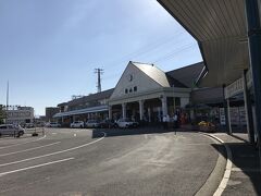 松山駅外観。