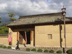 「坂木宿　ふるさと歴史館」へ。
ここは、村上義清と宿場町・坂木宿についての展示がされています。

入り口はかつてここにあった坂木藩の陣屋（小さな大名は城ではなく陣屋に住んでいました）の門です。