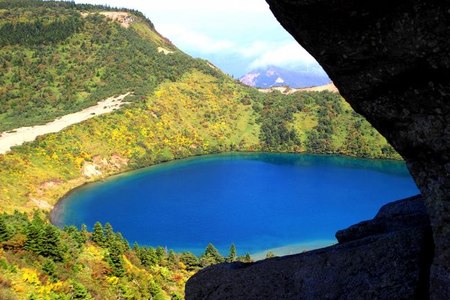 ☆一切経山北側登山道から見た魔女の瞳(五色沼)
