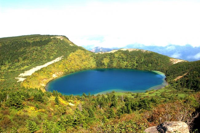 ☆一切経山(1949m)から見下ろす魔女の瞳(五色沼)<br /><br />再び山頂に戻ってきました。<br />下りる前は体力的に少し不安でしたが<br />やる気があればまだまだできるのかも。<br />でもそのやる気が中々起きない歳まわりです(^^;)。