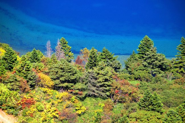 ☆一切経山(1949m)から見下ろす魔女の瞳(五色沼)<br /><br />これで訪問があと1週間遅ければ紅葉も見事だったと思いますが<br />その1週間後の見頃の時期に晴天無風の日が何日あるか、<br />ましてやその絶好のコンディションと自分の休日が合致するなんて<br />おそらく奇跡だと思います。