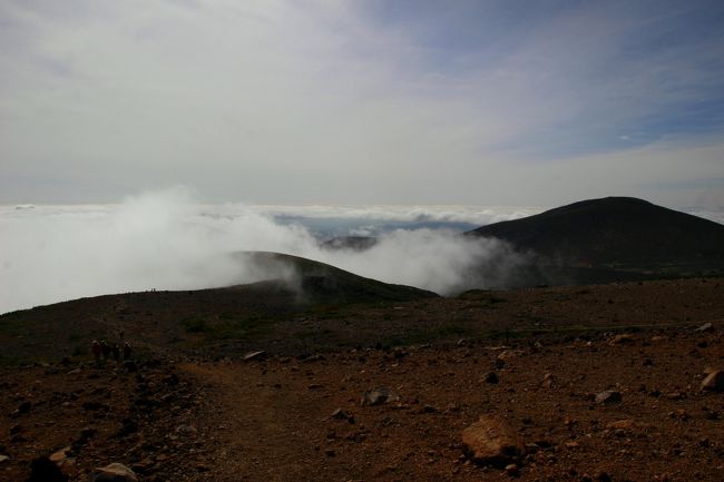 ☆一切経山登山道からの望む吾妻小富士方面<br /><br />酸ヶ平から登ってきた同じ登山道を下ります。<br />眼下には相変わらず雲海が漂い吾妻小富士(1707m)は雲の中。<br />右手の山は高山(1805m)<br />この日中通り平地の天気予報は晴れでしたが<br />この様子では晴れと言うより曇り時々晴れだったかも。