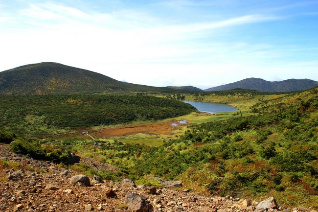 ☆一切経山登山道からの望む酸ヶ平、鎌沼、東吾妻山(1974m)<br /><br />高度を下げると再び酸ヶ平湿原の向こうに鎌沼が見えてきました。