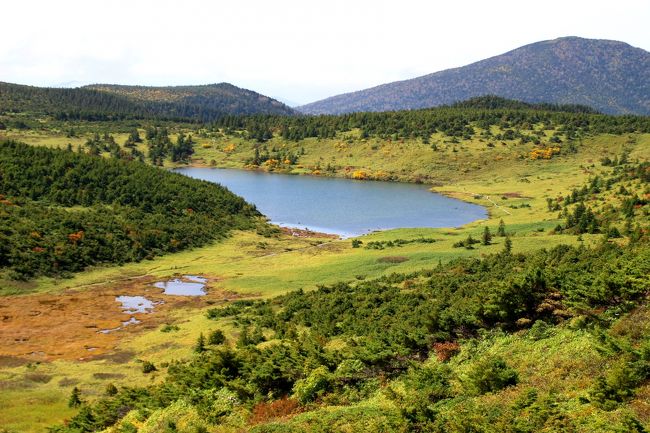 ☆一切経山登山道からの望む酸ヶ平、鎌沼<br /><br />鎌沼（1770m）は周囲を一切経山（標高1949m）、前大巓（標高1911m）、東吾妻山（1974m）、蓬莱山（1802m）に囲まれた凹地にあり<br />その形が鎌の形をしていることから鎌沼と呼ばれます。
