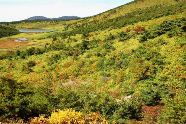 ☆一切経山登山道からの望む酸ヶ平、鎌沼