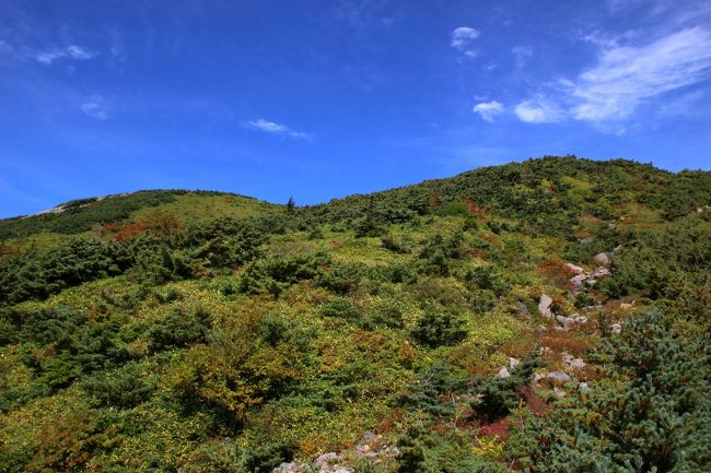 ☆一切経山登山道からの望む平石山(1928m)<br /><br />この山容を見ていると標高が1928mもあるように見えません。<br />