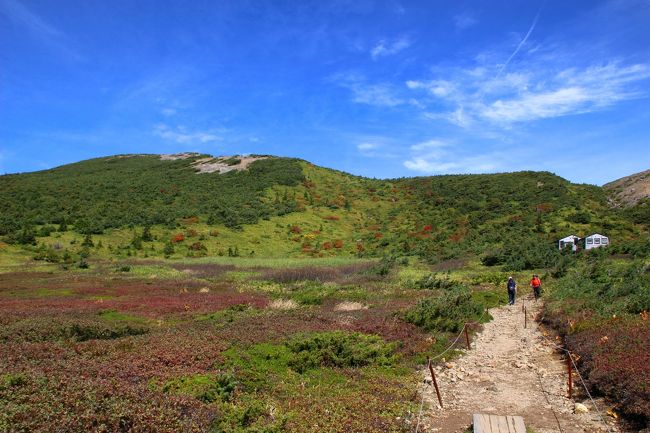 ☆一切経山登山道からの望む酸ヶ平＆平石山(1928m)＆酸ヶ平避難小屋
