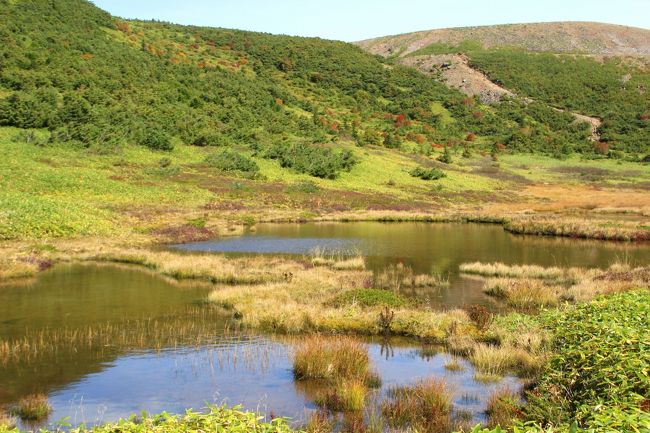 ☆鎌沼周回登山道から望む酸ヶ平湿原池塘＆平石山(1928m)