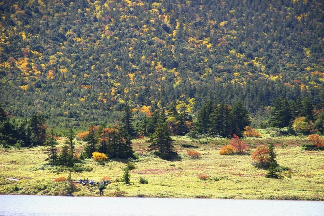 ☆鎌沼周回登山道から望む鎌沼＆東吾妻山（1974m）山麓