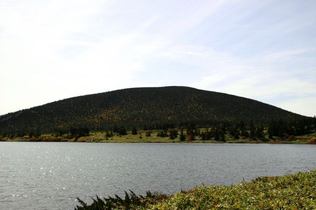 ☆鎌沼周回登山道から望む鎌沼＆東吾妻山（1974m）<br /><br />とてもなだらかな山容の東吾妻山。<br />まるで秦の始皇帝陵のようなフォルムです。<br />でも秦の始皇帝陵の直径は466mですが<br />東吾妻山はGoogle Earthで計ると1500m以上はあるので<br />現実的には東吾妻山の方が秦の始皇帝陵より３倍も大きいです。<br />さらに高さを含めた体積になると10倍以上大きいと思います。