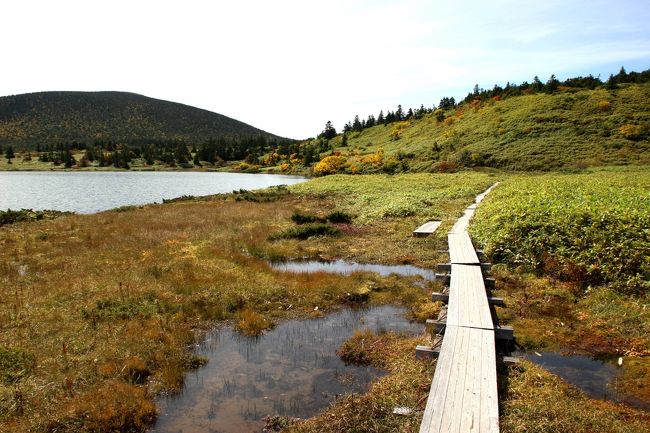 ☆鎌沼周回登山道から望む鎌沼＆東吾妻山（1974m）<br /><br />この木道は鎌沼を半周ほど巡らされていて<br />さらに姥が原や谷地平方面へと分岐しています。