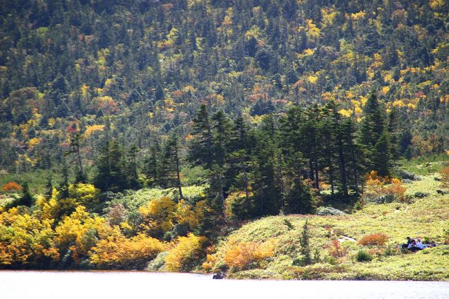 ☆鎌沼周回登山道から望む鎌沼＆東吾妻山（1974m）山麓