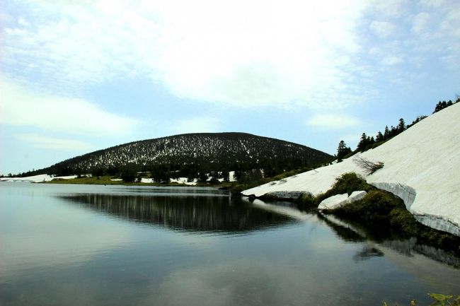 ☆鎌沼周回登山道から望む残雪の鎌沼＆東吾妻山（1974m）<br /><br />(※2018/05/15 撮影)<br /><br />２年前に魔女の瞳の目覚めを見に行ったときも<br />鎌沼を周回しました。<br />その時の残雪の凄さはまるで氷河のようで<br />特にこの辺りは木道は完全に雪の下で<br />このいつ崩壊してもおかしくないような残雪の斜面を<br />アイゼンを装着して横切りました。<br />