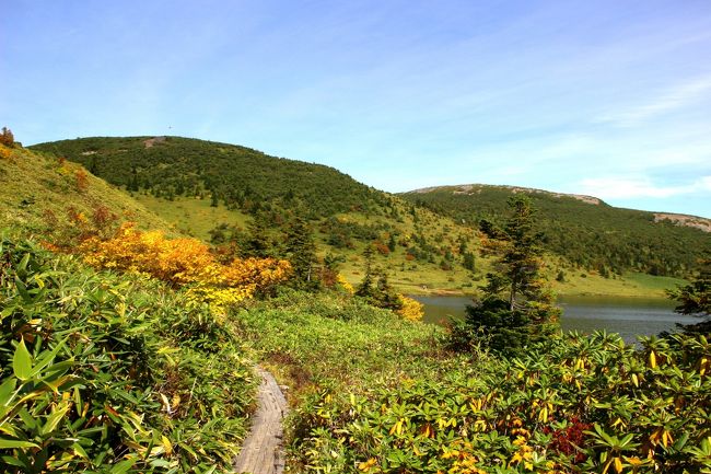 ☆鎌沼周回登山道から望む鎌沼＆左、前大巓(1911m)　<br />右手が平石山(1928m)