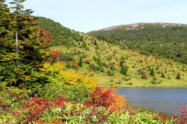 ☆鎌沼周回登山道から望む鎌沼＆左、前大巓(1911m)　<br />右手が平石山(1928m)