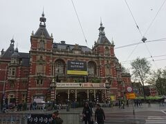 １３時２５分、食事を終え、国立美術館に向かいます。

・・・とその前に、ライツェ広場にそびえる壮麗なレンガ造りの建物をパチリ。

アムステルダム中央駅や国立美術館とほぼ同じ頃の1894年に建設された市立劇場です。

【Holland.com～市立劇場】
https://www.holland.com/jp/tourism/destinations/amsterdam/stadsschouwburg-amsterdam-jp.htm