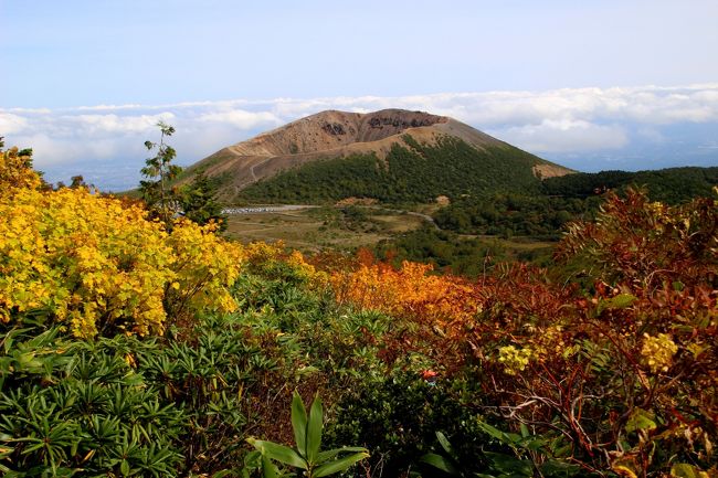 ☆鎌沼周回登山道から望む吾妻小富士(1707m)<br /><br />鎌沼から下りの低木樹林帯を抜けると吾妻小富士が見えてきます。