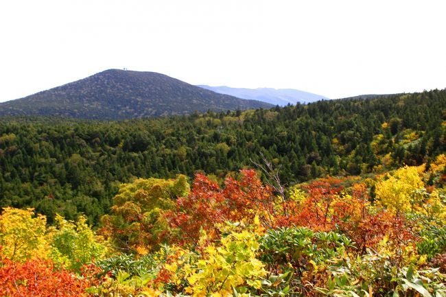 ☆鎌沼周回登山道から望む高山（1805m）<br /><br />高山の裾野を流れる荒川渓谷を挟んで高山側は吾妻連峰で<br />反対の野地温泉や箕輪山は安達太良連峰になります。