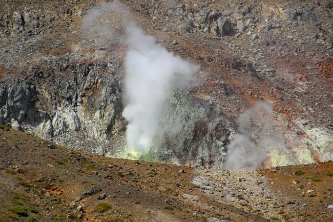 ☆鎌沼周回登山道から望む一切経山の大穴火口<br /><br />浄土平より少し高度のある登山道からの方が<br />大穴火口が良く見えます。<br /><br />直近では<br />2014/12 噴火警戒レベルが１から２へ<br />2016/10 噴火警戒レベルが2から1へ<br />2019/5/9 噴火警戒レベルが１から２へ<br />2019/9/15～浄土平駐車場駐車禁止<br />2019/6/17 噴火警戒レベルが2から1へ<br />2020/6/10 一切経山山頂酸ヶ平ルート解禁再開<br /><br />近年では噴火警戒レベルが１から２に上がるたびに浄土平駐車場が駐車禁止になったり、スカイラインじたいが通行止めになったりしています。<br />以前はこれほど敏感に警戒しなかったと思いますが<br />御嶽山の突然の噴火後はより警戒が厳しくなりました。