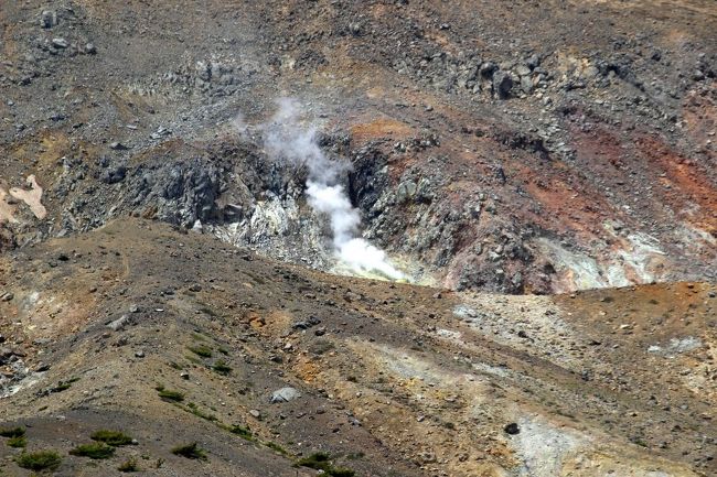 ☆鎌沼周回登山道から望む一切経山の大穴火口<br /><br />(※2017/09/26 撮影)<br /><br />今年は３年前より噴煙が多めになり<br />硫黄臭も少し強くなりましたがそれほど大きな変化には見えません。<br />でも御嶽山の事例もあるのでやはり油断はできませんね。