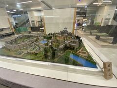 新幹線の姫路駅に着くと

姫路城の模型がありました