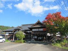 そのすぐ近くの「ネパール博物館」を併設した大地主の豪邸「鶴井筒」も覗いてみました。
会津郷土料理が頂ける古民家です。
おやつに「まんじゅうの天ぷら」でも頂こうと思っていたのですが時間的にタイミングが合わなかったので見合わせました。