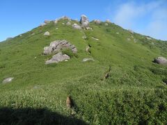 宮之浦岳から少し先にある栗生岳から来た道の展望。宮之浦岳はこの山のさらに奥。