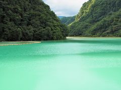 緑の絶景のあとは、またまた緑
というかエメラルドグリーンですね。ドライブで通りかかった品木ダムです。