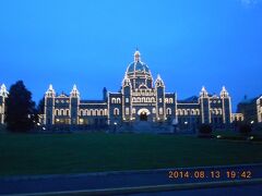 外も暗くなったので、帰ります。
 州議事堂がライトアップされていてきれいでした。
 
 
長かった5日目がやっと終了です。
 

 
明日は晴れるといいな～。